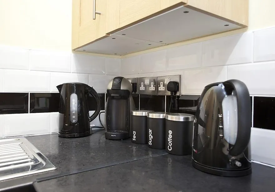 Foresters Inn Apartment - City Centre By Victoria Centre Shopping Centre - Your Own Private 7 Bedrooms Apartment With 3 Bathrooms And Snooker Room - Full Kitchen - Outdoor Parking For Cars Or Vans At Five Pounds A Day