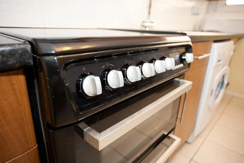 Foresters Inn Apartment - City Centre By Victoria Centre Shopping Centre - Your Own Private 7 Bedrooms Apartment With 3 Bathrooms And Snooker Room - Full Kitchen - Outdoor Parking For Cars Or Vans At Five Pounds A Day  Nottingham
