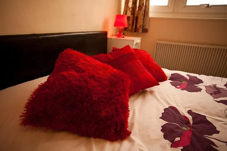 Foresters Inn Apartment - City Centre By Victoria Centre Shopping Centre - Your Own Private 7 Bedrooms Apartment With 3 Bathrooms And Snooker Room - Full Kitchen - Outdoor Parking For Cars Or Vans At Five Pounds A Day