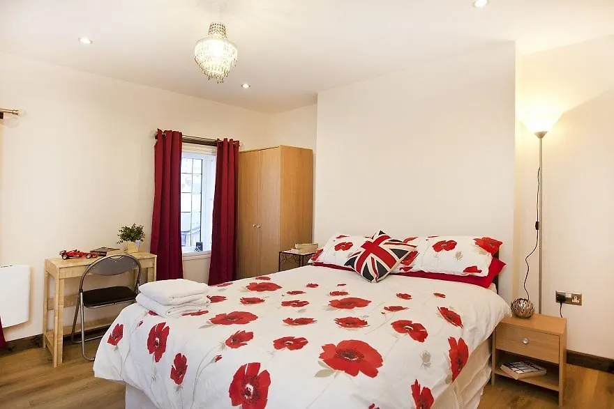 Foresters Inn Apartment - City Centre By Victoria Centre Shopping Centre - Your Own Private 7 Bedrooms Apartment With 3 Bathrooms And Snooker Room - Full Kitchen - Outdoor Parking For Cars Or Vans At Five Pounds A Day 0*, Nottingham