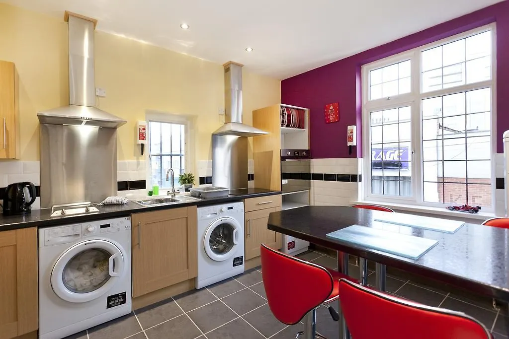 Foresters Inn Apartment - City Centre By Victoria Centre Shopping Centre - Your Own Private 7 Bedrooms Apartment With 3 Bathrooms And Snooker Room - Full Kitchen - Outdoor Parking For Cars Or Vans At Five Pounds A Day