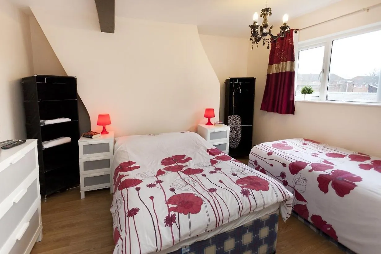 Foresters Inn Apartment - City Centre By Victoria Centre Shopping Centre - Your Own Private 7 Bedrooms Apartment With 3 Bathrooms And Snooker Room - Full Kitchen - Outdoor Parking For Cars Or Vans At Five Pounds A Day