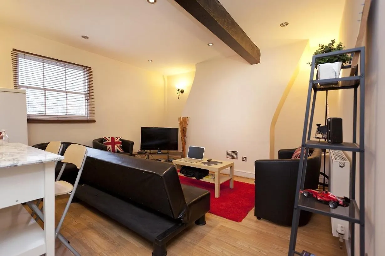 Foresters Inn Apartment - City Centre By Victoria Centre Shopping Centre - Your Own Private 7 Bedrooms Apartment With 3 Bathrooms And Snooker Room - Full Kitchen - Outdoor Parking For Cars Or Vans At Five Pounds A Day