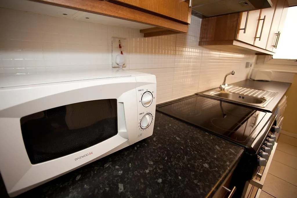 Foresters Inn Apartment - City Centre By Victoria Centre Shopping Centre - Your Own Private 7 Bedrooms Apartment With 3 Bathrooms And Snooker Room - Full Kitchen - Outdoor Parking For Cars Or Vans At Five Pounds A Day Nottingham