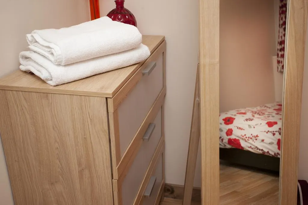 Foresters Inn Apartment - City Centre By Victoria Centre Shopping Centre - Your Own Private 7 Bedrooms Apartment With 3 Bathrooms And Snooker Room - Full Kitchen - Outdoor Parking For Cars Or Vans At Five Pounds A Day 0*, Nottingham