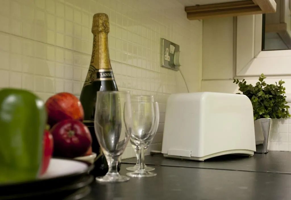 Foresters Inn Apartment - City Centre By Victoria Centre Shopping Centre - Your Own Private 7 Bedrooms Apartment With 3 Bathrooms And Snooker Room - Full Kitchen - Outdoor Parking For Cars Or Vans At Five Pounds A Day Storbritannien