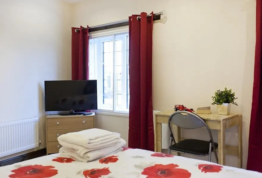 Foresters Inn Apartment - City Centre By Victoria Centre Shopping Centre - Your Own Private 7 Bedrooms Apartment With 3 Bathrooms And Snooker Room - Full Kitchen - Outdoor Parking For Cars Or Vans At Five Pounds A Day