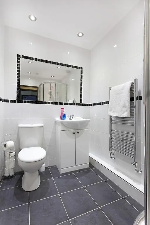 Foresters Inn Apartment - City Centre By Victoria Centre Shopping Centre - Your Own Private 7 Bedrooms Apartment With 3 Bathrooms And Snooker Room - Full Kitchen - Outdoor Parking For Cars Or Vans At Five Pounds A Day