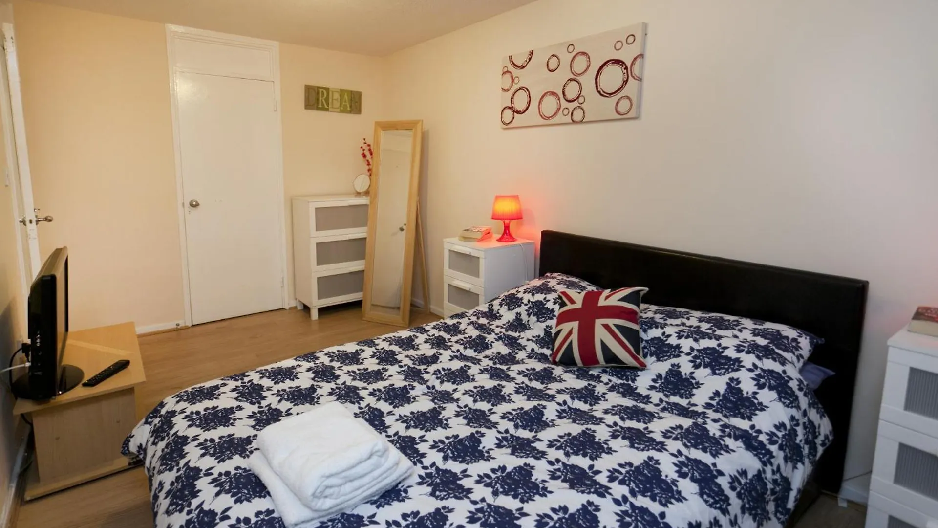 Foresters Inn Apartment - City Centre By Victoria Centre Shopping Centre - Your Own Private 7 Bedrooms Apartment With 3 Bathrooms And Snooker Room - Full Kitchen - Outdoor Parking For Cars Or Vans At Five Pounds A Day  Nottingham