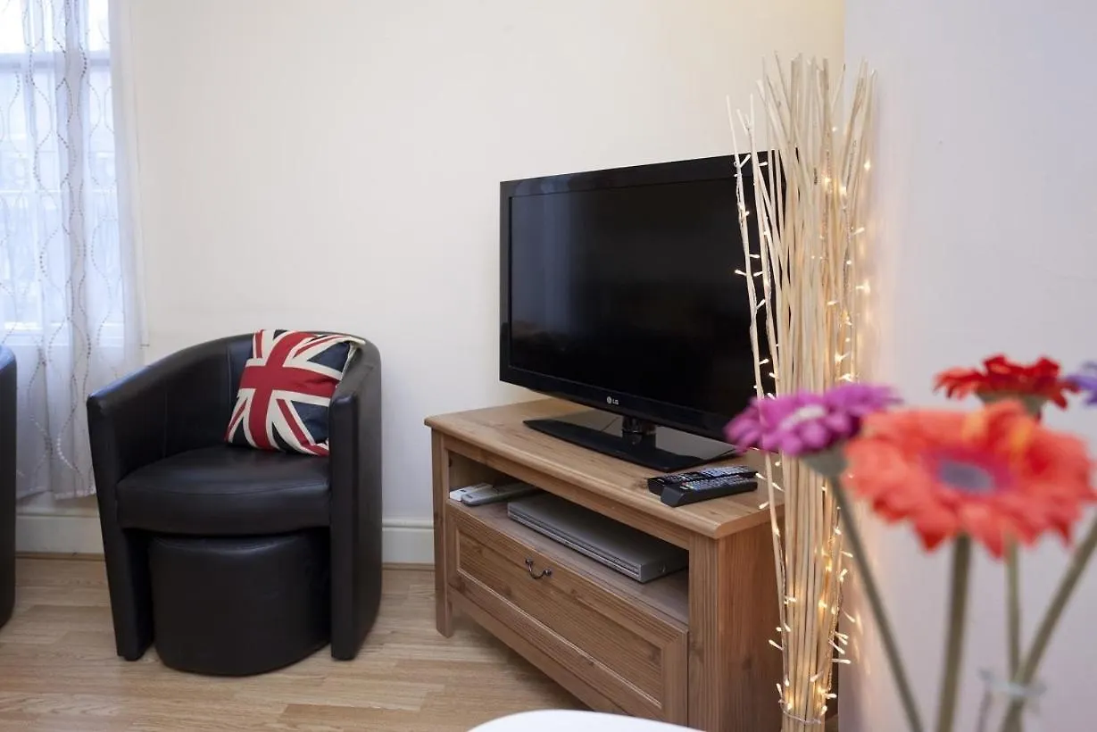 Foresters Inn Apartment - City Centre By Victoria Centre Shopping Centre - Your Own Private 7 Bedrooms Apartment With 3 Bathrooms And Snooker Room - Full Kitchen - Outdoor Parking For Cars Or Vans At Five Pounds A Day