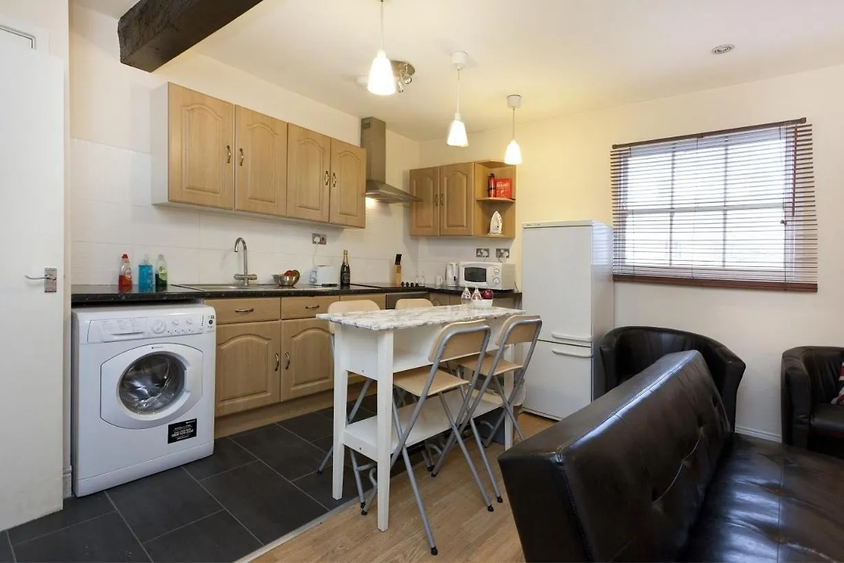 Foresters Inn Apartment - City Centre By Victoria Centre Shopping Centre - Your Own Private 7 Bedrooms Apartment With 3 Bathrooms And Snooker Room - Full Kitchen - Outdoor Parking For Cars Or Vans At Five Pounds A Day