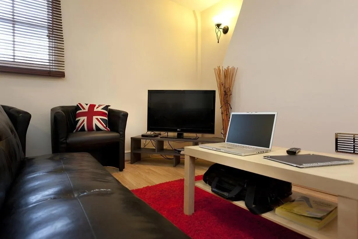 Foresters Inn Apartment - City Centre By Victoria Centre Shopping Centre - Your Own Private 7 Bedrooms Apartment With 3 Bathrooms And Snooker Room - Full Kitchen - Outdoor Parking For Cars Or Vans At Five Pounds A Day 0*, Nottingham