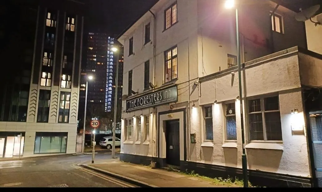 Foresters Inn Apartment - City Centre By Victoria Centre Shopping Centre - Your Own Private 7 Bedrooms Apartment With 3 Bathrooms And Snooker Room - Full Kitchen - Outdoor Parking For Cars Or Vans At Five Pounds A Day