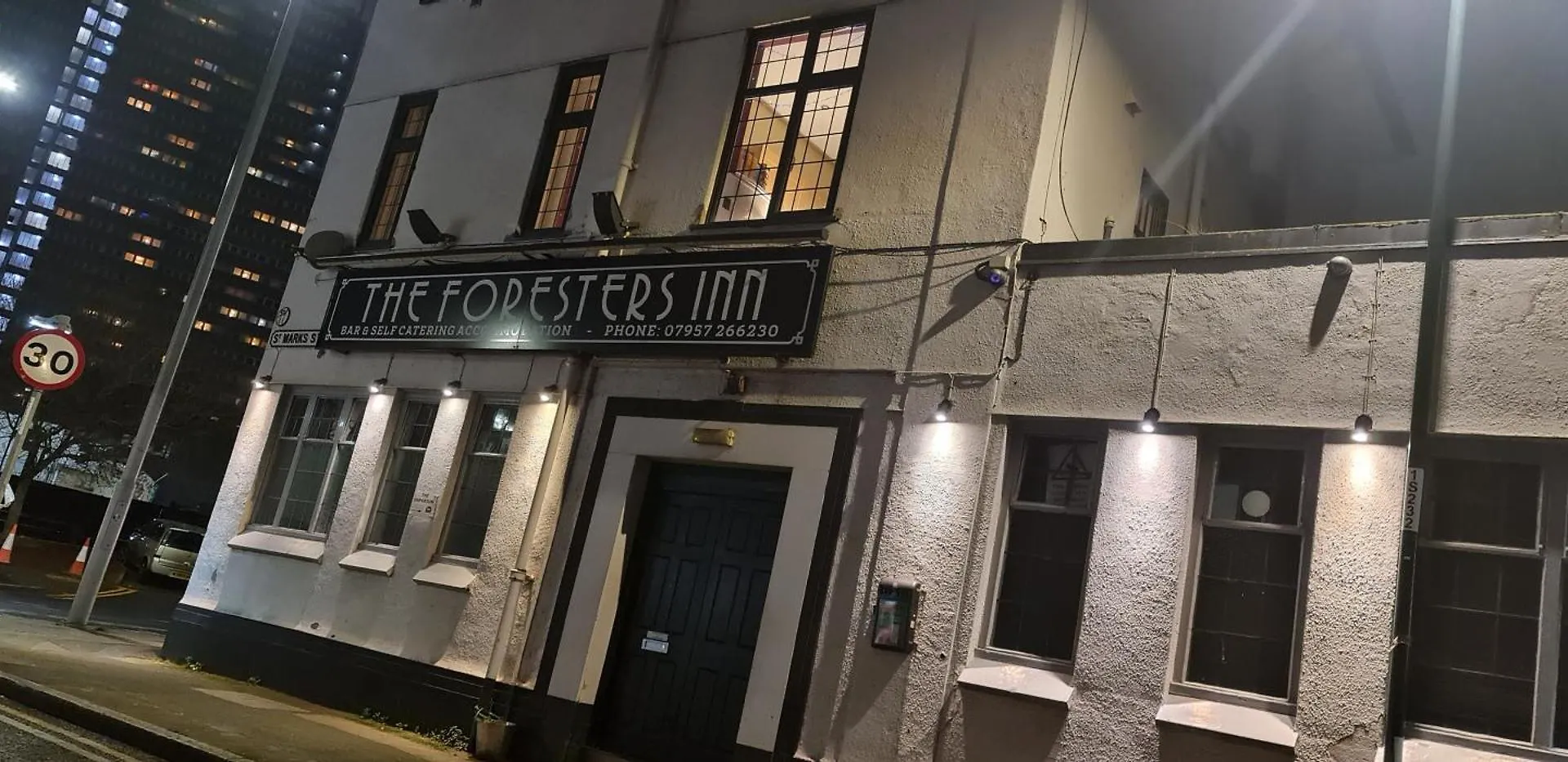 Foresters Inn Apartment - City Centre By Victoria Centre Shopping Centre - Your Own Private 7 Bedrooms Apartment With 3 Bathrooms And Snooker Room - Full Kitchen - Outdoor Parking For Cars Or Vans At Five Pounds A Day Storbritannien