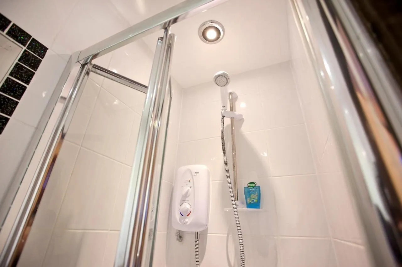 Foresters Inn Apartment - City Centre By Victoria Centre Shopping Centre - Your Own Private 7 Bedrooms Apartment With 3 Bathrooms And Snooker Room - Full Kitchen - Outdoor Parking For Cars Or Vans At Five Pounds A Day  Nottingham