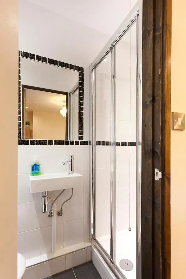 Foresters Inn Apartment - City Centre By Victoria Centre Shopping Centre - Your Own Private 7 Bedrooms Apartment With 3 Bathrooms And Snooker Room - Full Kitchen - Outdoor Parking For Cars Or Vans At Five Pounds A Day 0*, Nottingham United Kingdom
