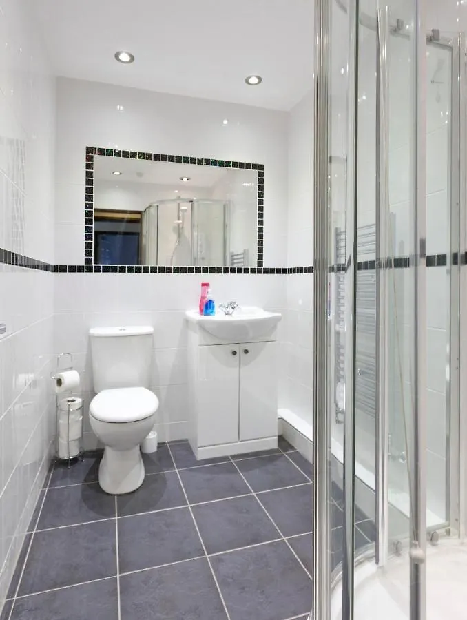 Foresters Inn Apartment - City Centre By Victoria Centre Shopping Centre - Your Own Private 7 Bedrooms Apartment With 3 Bathrooms And Snooker Room - Full Kitchen - Outdoor Parking For Cars Or Vans At Five Pounds A Day