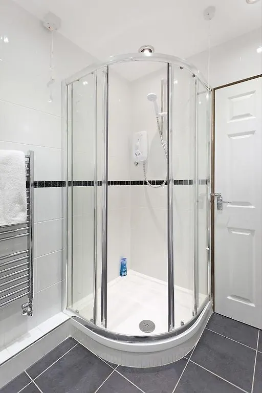 Foresters Inn Contractors Own Apartment - City Centre By Victoria Centre Shopping Centre - Your Own 7 Double Bedrooms Private Apartment With 3 Bathrooms And Snooker Room - Full Kitchen - Outdoor Parking For Cars Or Vans At Five Pounds A Day