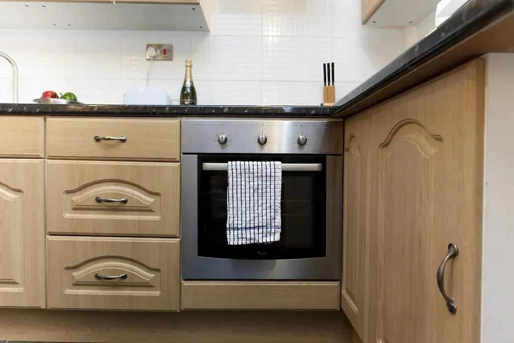 Foresters Inn Contractors Own Apartment - City Centre By Victoria Centre Shopping Centre - Your Own 7 Double Bedrooms Private Apartment With 3 Bathrooms And Snooker Room - Full Kitchen - Outdoor Parking For Cars Or Vans At Five Pounds A Day 0*, Nottingham United Kingdom