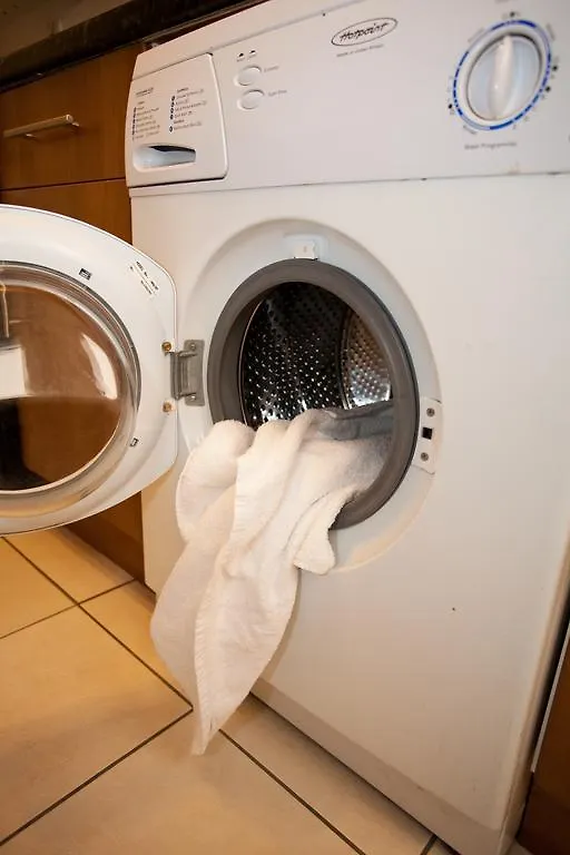 Foresters Inn Contractors Own Apartment - City Centre By Victoria Centre Shopping Centre - Your Own 7 Double Bedrooms Private Apartment With 3 Bathrooms And Snooker Room - Full Kitchen - Outdoor Parking For Cars Or Vans At Five Pounds A Day United Kingdom
