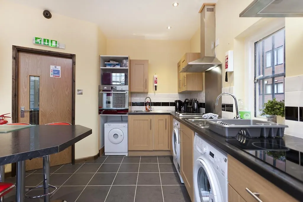 Foresters Inn Contractors Own Apartment - City Centre By Victoria Centre Shopping Centre - Your Own 7 Double Bedrooms Private Apartment With 3 Bathrooms And Snooker Room - Full Kitchen - Outdoor Parking For Cars Or Vans At Five Pounds A Day