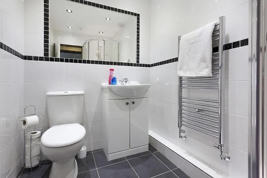Foresters Inn Contractors Own Apartment - City Centre By Victoria Centre Shopping Centre - Your Own 7 Double Bedrooms Private Apartment With 3 Bathrooms And Snooker Room - Full Kitchen - Outdoor Parking For Cars Or Vans At Five Pounds A Day