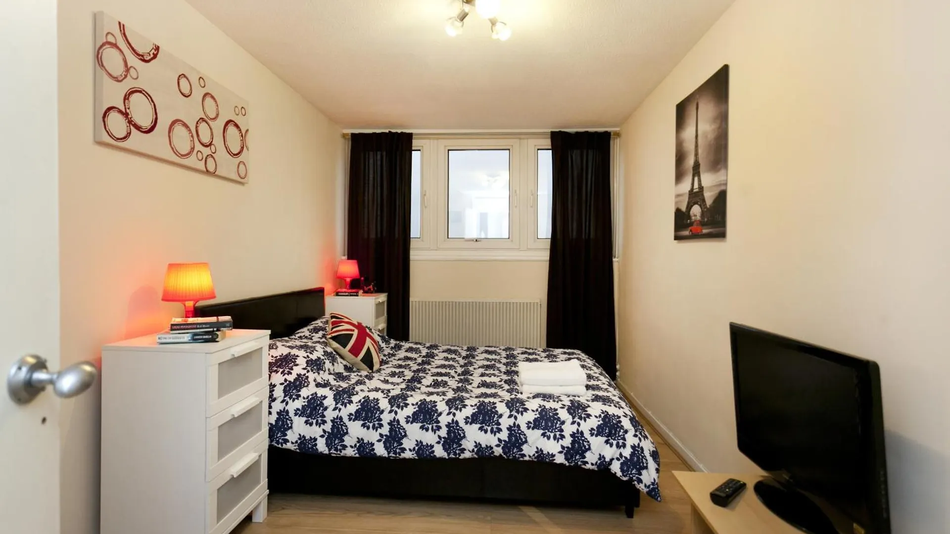 Foresters Inn Contractors Own Apartment - City Centre By Victoria Centre Shopping Centre - Your Own 7 Double Bedrooms Private Apartment With 3 Bathrooms And Snooker Room - Full Kitchen - Outdoor Parking For Cars Or Vans At Five Pounds A Day