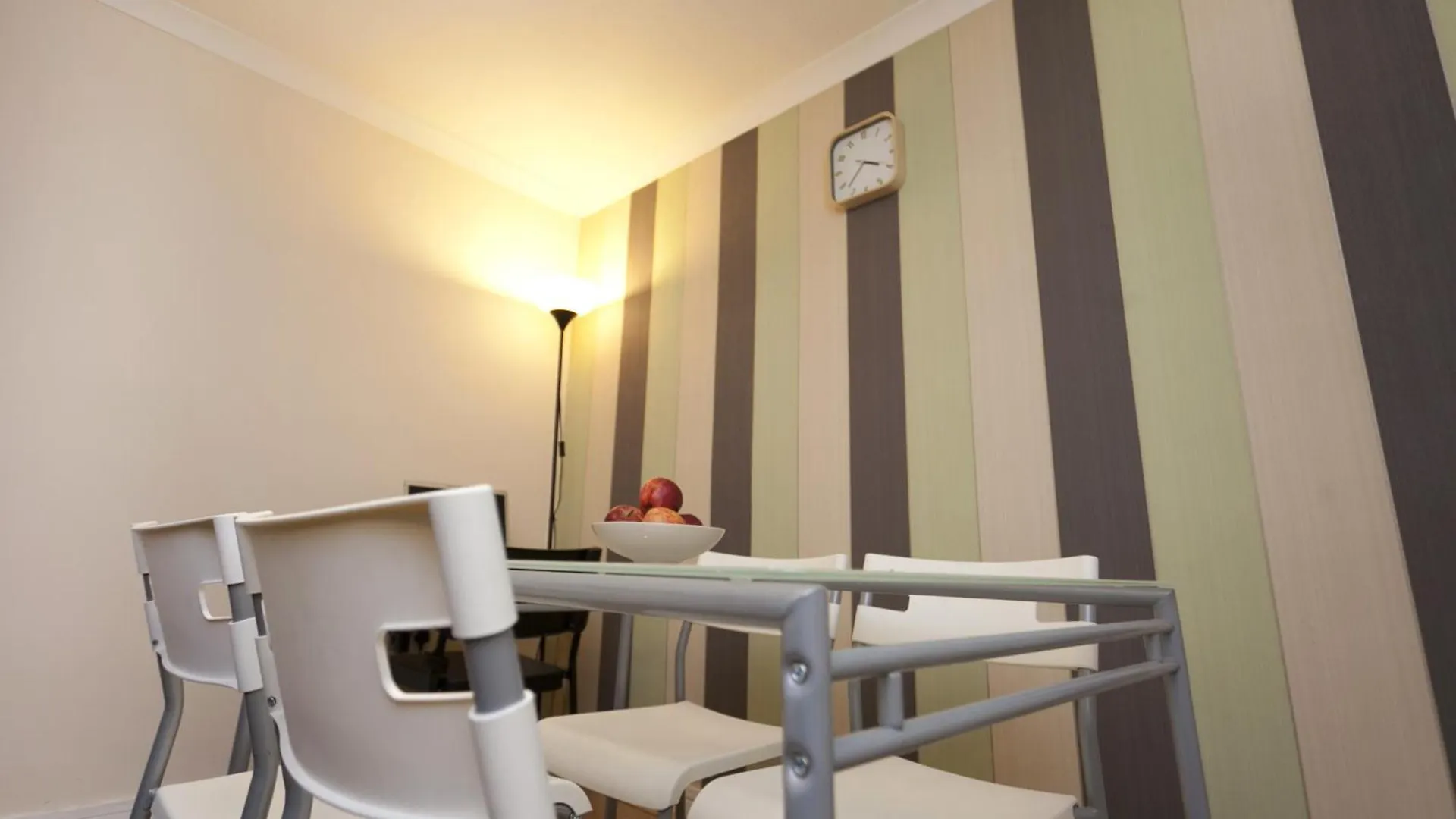 Foresters Inn Contractors Own Apartment - City Centre By Victoria Centre Shopping Centre - Your Own 7 Double Bedrooms Private Apartment With 3 Bathrooms And Snooker Room - Full Kitchen - Outdoor Parking For Cars Or Vans At Five Pounds A Day 0*, Nottingham United Kingdom