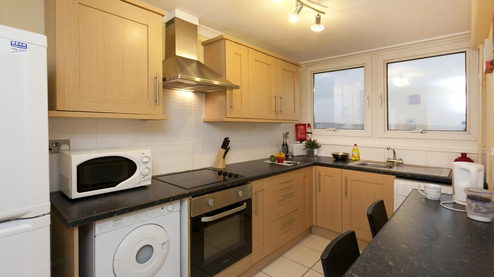 Foresters Inn Contractors Own Apartment - City Centre By Victoria Centre Shopping Centre - Your Own 7 Double Bedrooms Private Apartment With 3 Bathrooms And Snooker Room - Full Kitchen - Outdoor Parking For Cars Or Vans At Five Pounds A Day