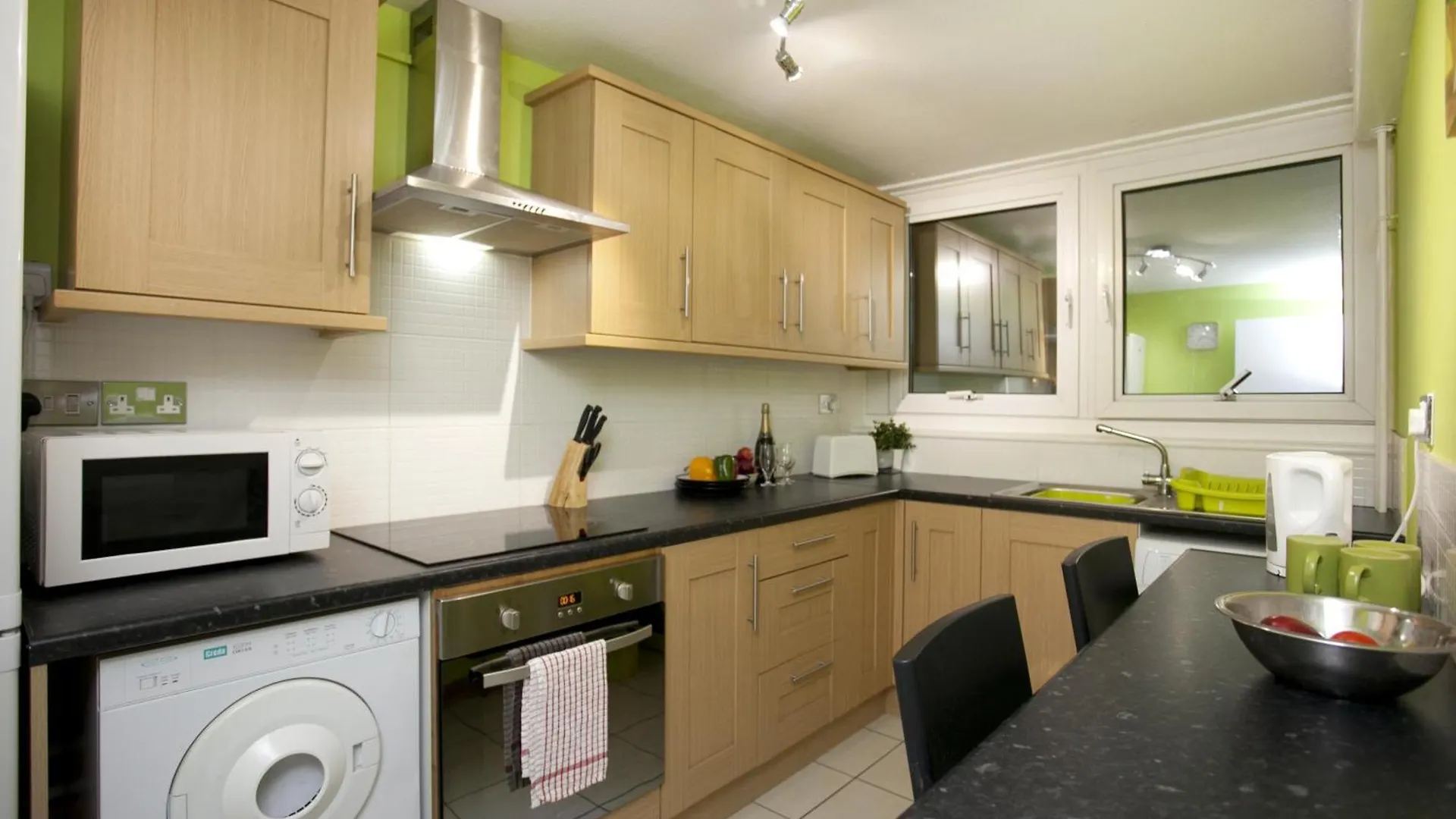 Foresters Inn Contractors Own Apartment - City Centre By Victoria Centre Shopping Centre - Your Own 7 Double Bedrooms Private Apartment With 3 Bathrooms And Snooker Room - Full Kitchen - Outdoor Parking For Cars Or Vans At Five Pounds A Day