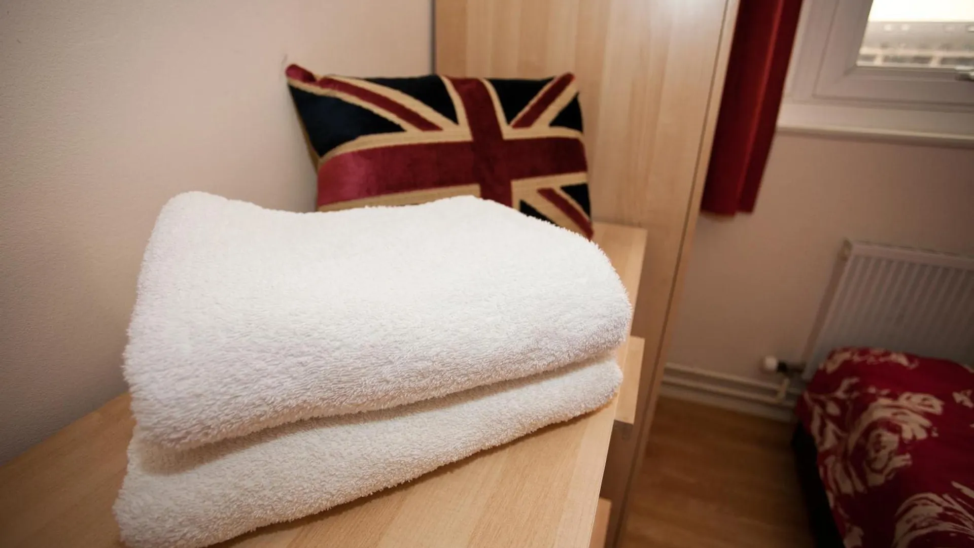Foresters Inn Contractors Own Apartment - City Centre By Victoria Centre Shopping Centre - Your Own 7 Double Bedrooms Private Apartment With 3 Bathrooms And Snooker Room - Full Kitchen - Outdoor Parking For Cars Or Vans At Five Pounds A Day United Kingdom