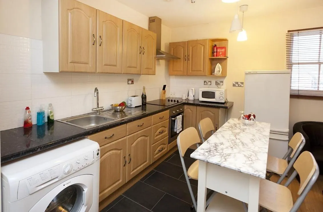 Foresters Inn Contractors Own Apartment - City Centre By Victoria Centre Shopping Centre - Your Own 7 Double Bedrooms Private Apartment With 3 Bathrooms And Snooker Room - Full Kitchen - Outdoor Parking For Cars Or Vans At Five Pounds A Day 0*, Nottingham United Kingdom