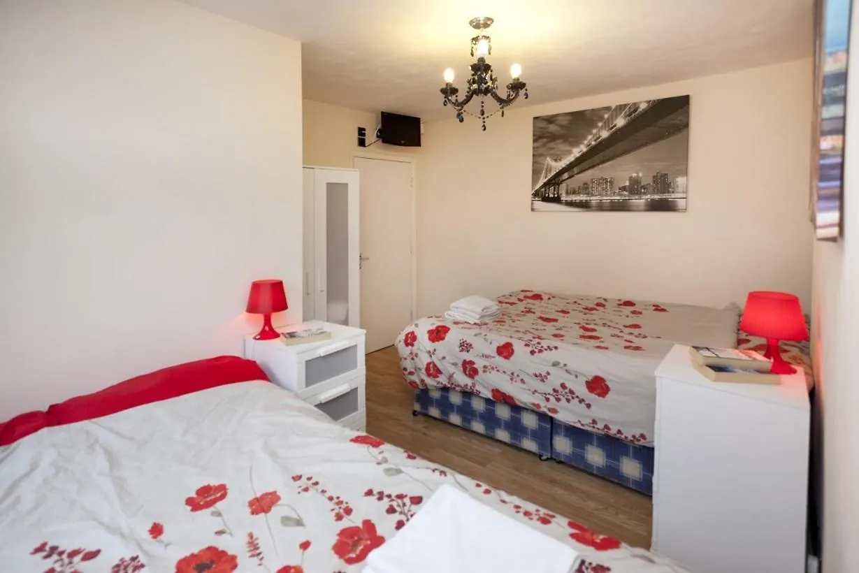 Foresters Inn Contractors Own Apartment - City Centre By Victoria Centre Shopping Centre - Your Own 7 Double Bedrooms Private Apartment With 3 Bathrooms And Snooker Room - Full Kitchen - Outdoor Parking For Cars Or Vans At Five Pounds A Day