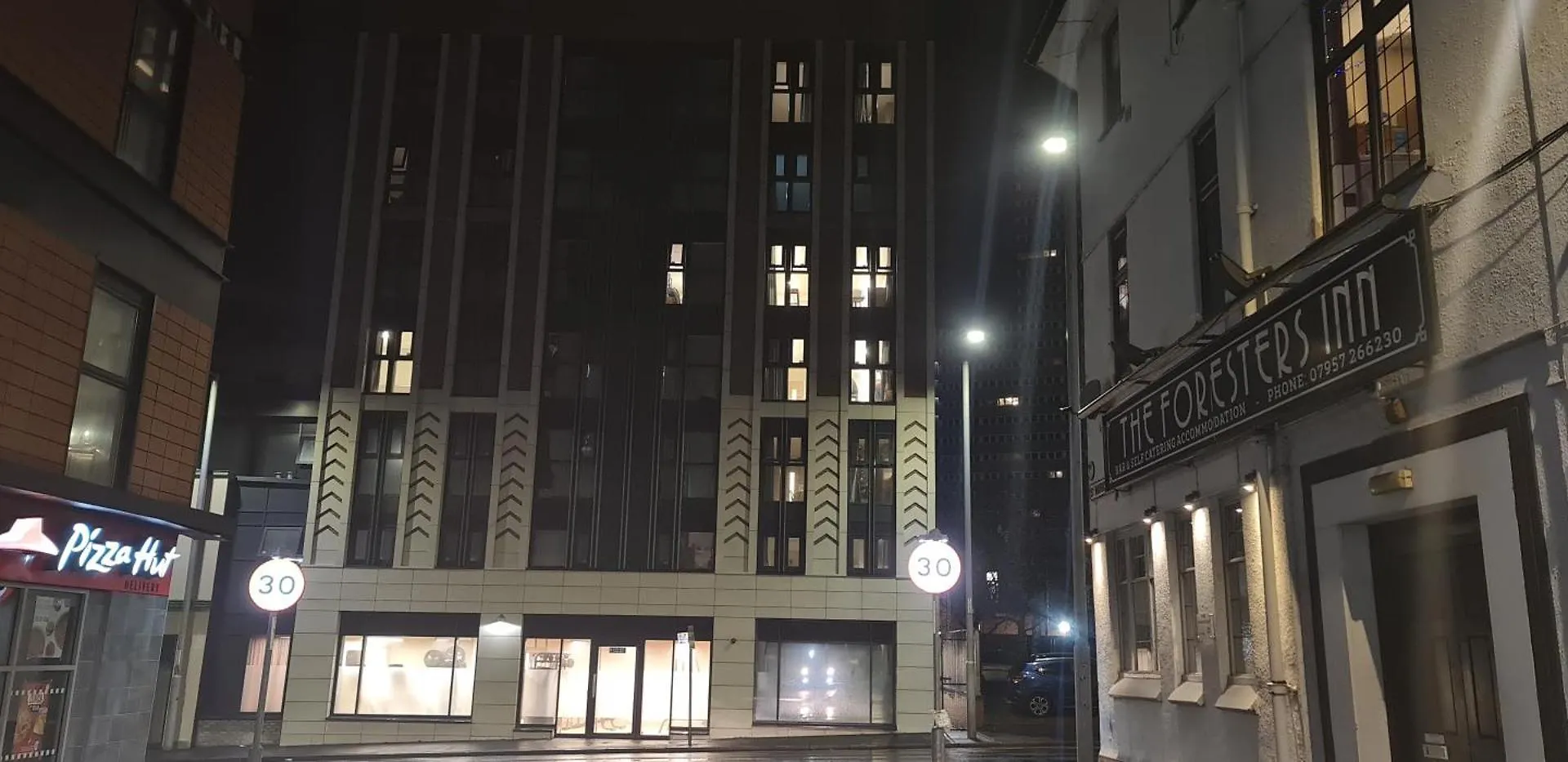 Foresters Inn Contractors Own Apartment - City Centre By Victoria Centre Shopping Centre - Your Own 7 Double Bedrooms Private Apartment With 3 Bathrooms And Snooker Room - Full Kitchen - Outdoor Parking For Cars Or Vans At Five Pounds A Day United Kingdom