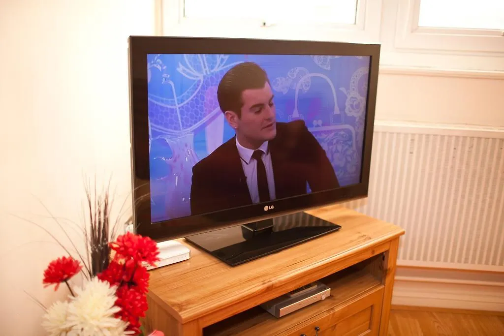 Foresters Inn Contractors Own Apartment - City Centre By Victoria Centre Shopping Centre - Your Own 7 Double Bedrooms Private Apartment With 3 Bathrooms And Snooker Room - Full Kitchen - Outdoor Parking For Cars Or Vans At Five Pounds A Day United Kingdom