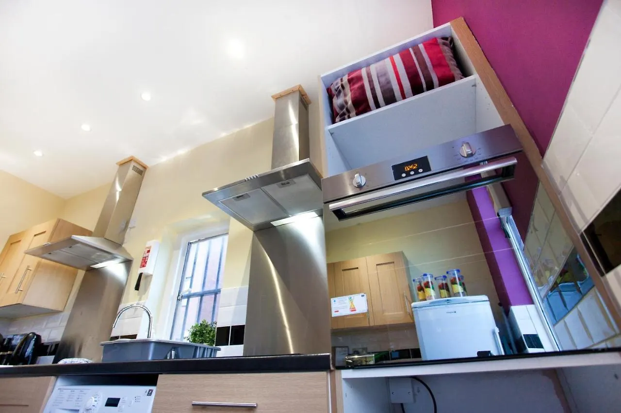 Foresters Inn Contractors Own Apartment - City Centre By Victoria Centre Shopping Centre - Your Own 7 Double Bedrooms Private Apartment With 3 Bathrooms And Snooker Room - Full Kitchen - Outdoor Parking For Cars Or Vans At Five Pounds A Day