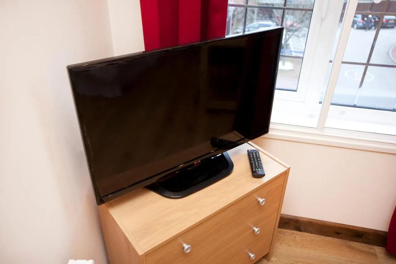 Foresters Inn Contractors Own Apartment - City Centre By Victoria Centre Shopping Centre - Your Own 7 Double Bedrooms Private Apartment With 3 Bathrooms And Snooker Room - Full Kitchen - Outdoor Parking For Cars Or Vans At Five Pounds A Day United Kingdom